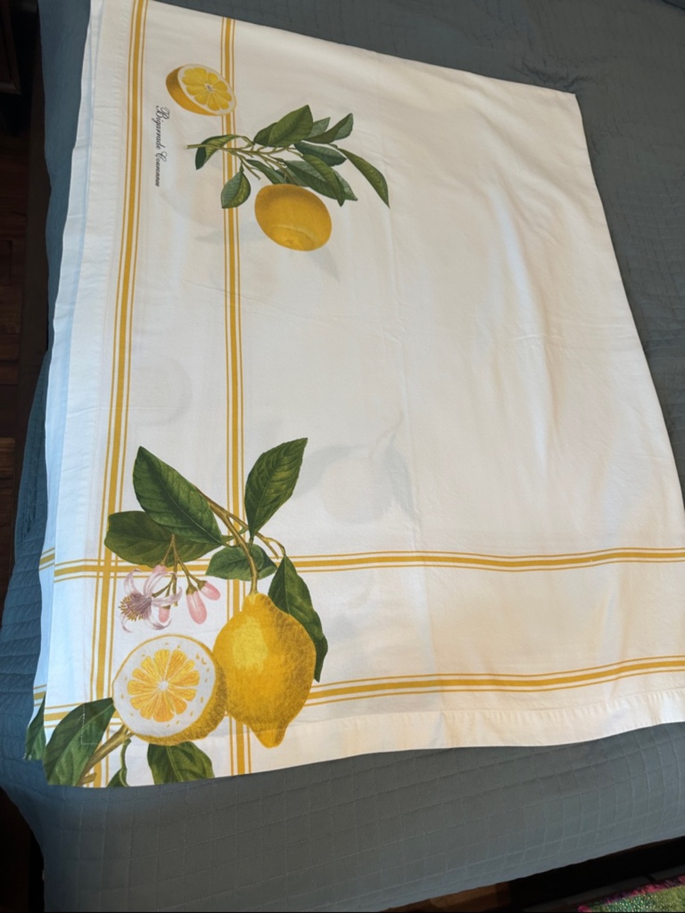 Williams Sonoma White Tablecloth with Yellow Lemon & Green Leaf Print 70x90”